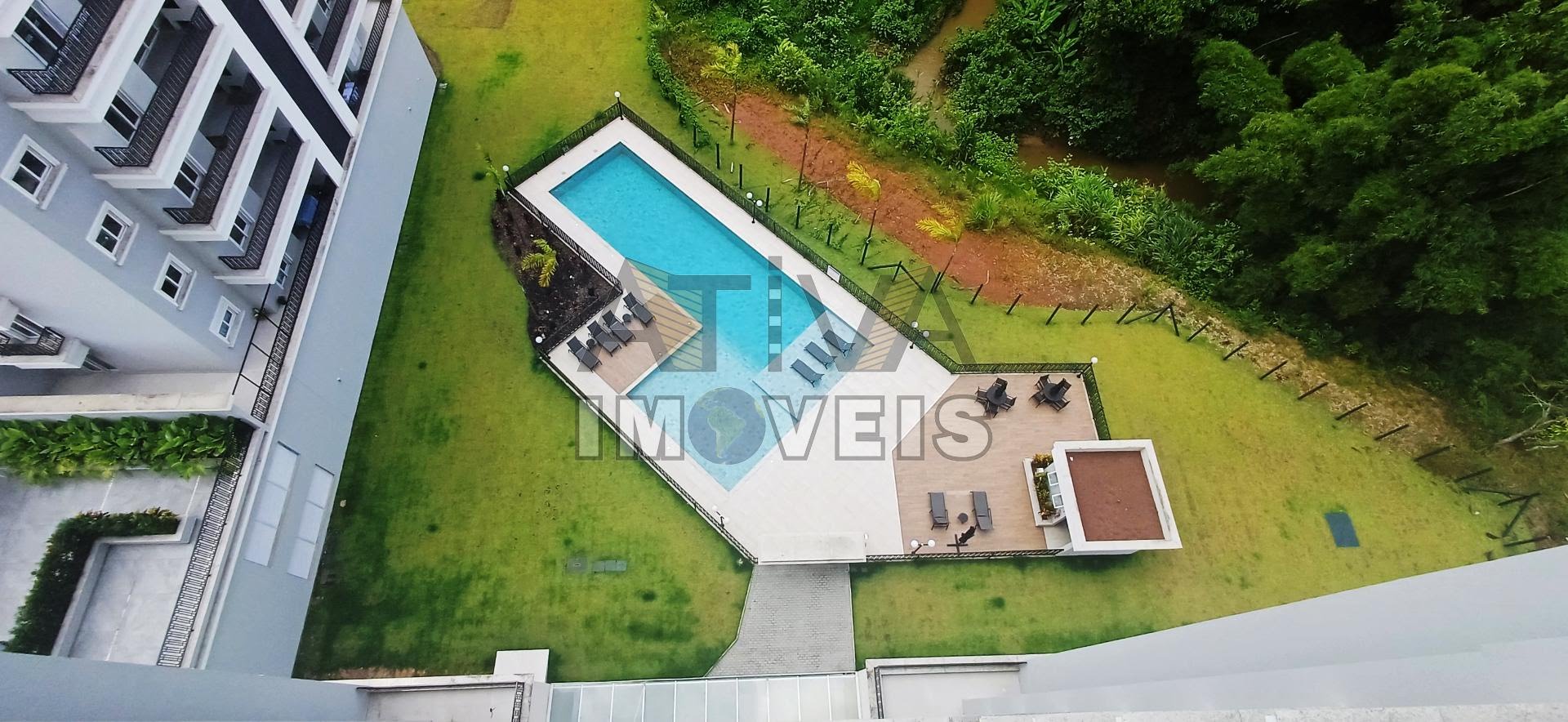 Área externa e piscina