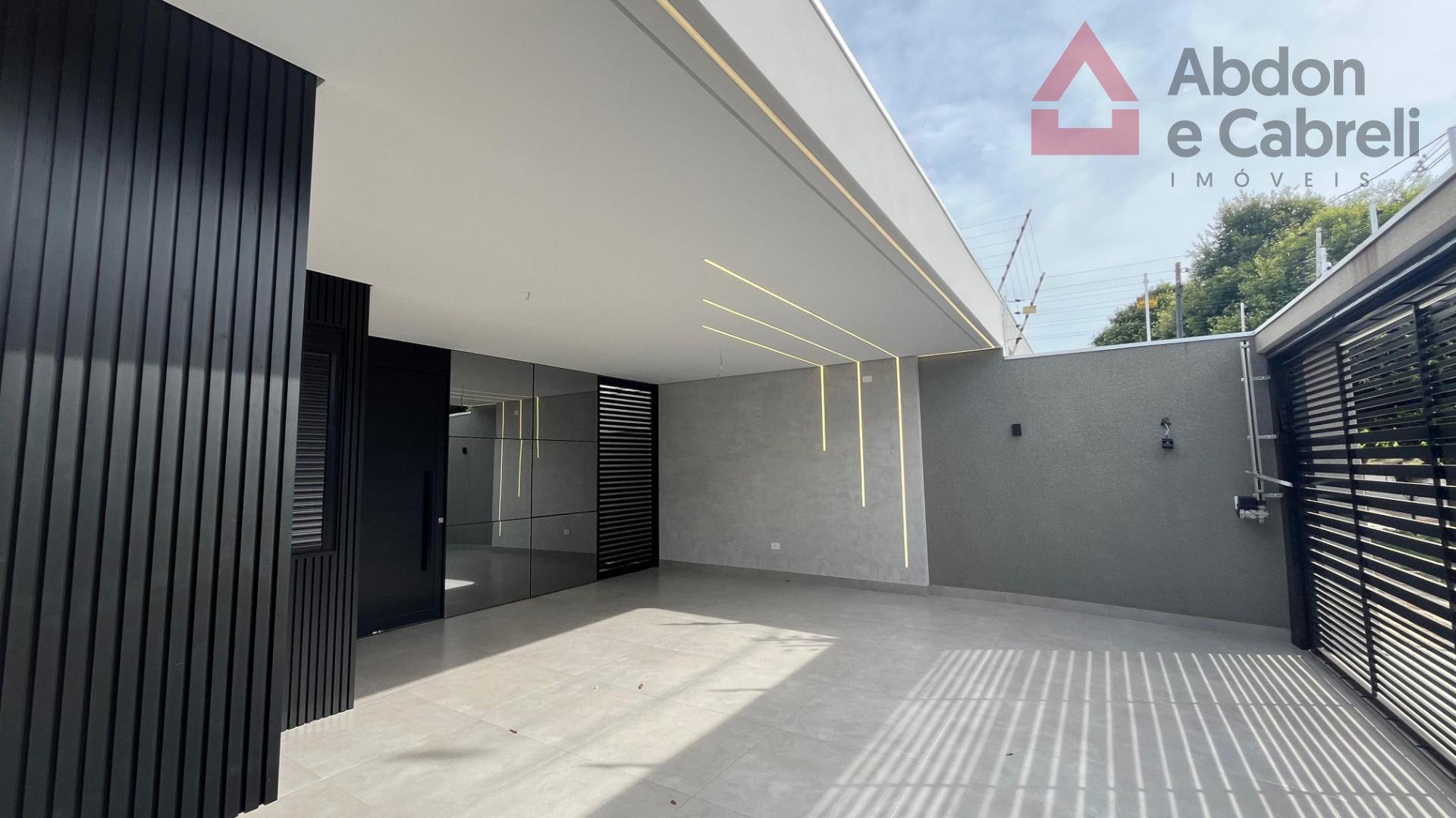 Linda fachada com ampla garagem