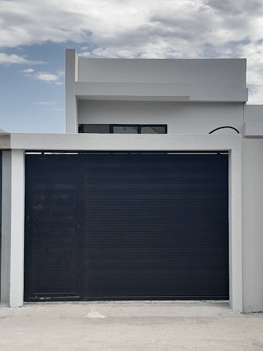 Encante-se com esta excelente casa localizada no Jardim Campomar, em Rio das Ostras, perfeita para quem busca conforto, praticidade e qualidade de vida. Com ambientes bem distribuídos e uma planta fun