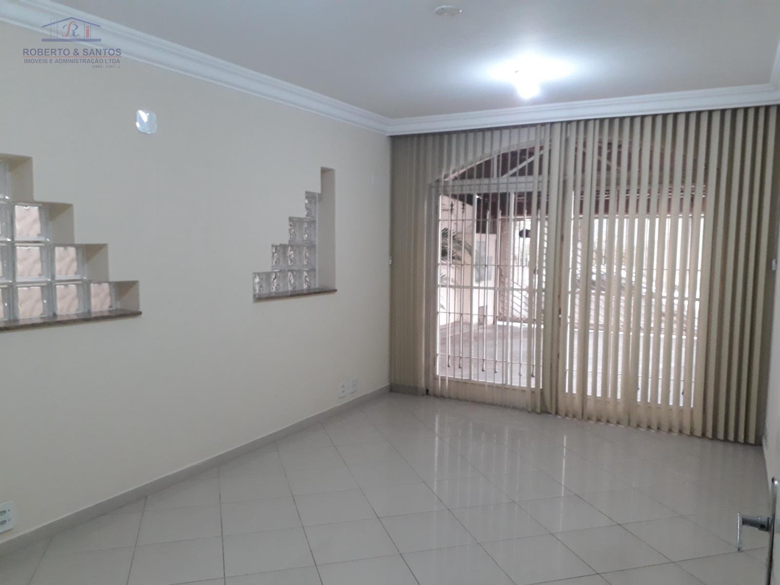 Sala com piso em porcelanato
