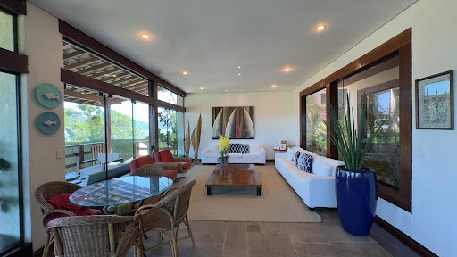 Sala de estar de casa de alto padrão na Praia Domingas Dias