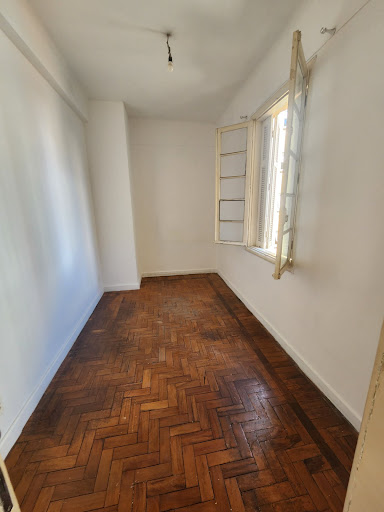 Quarto com janela ampla