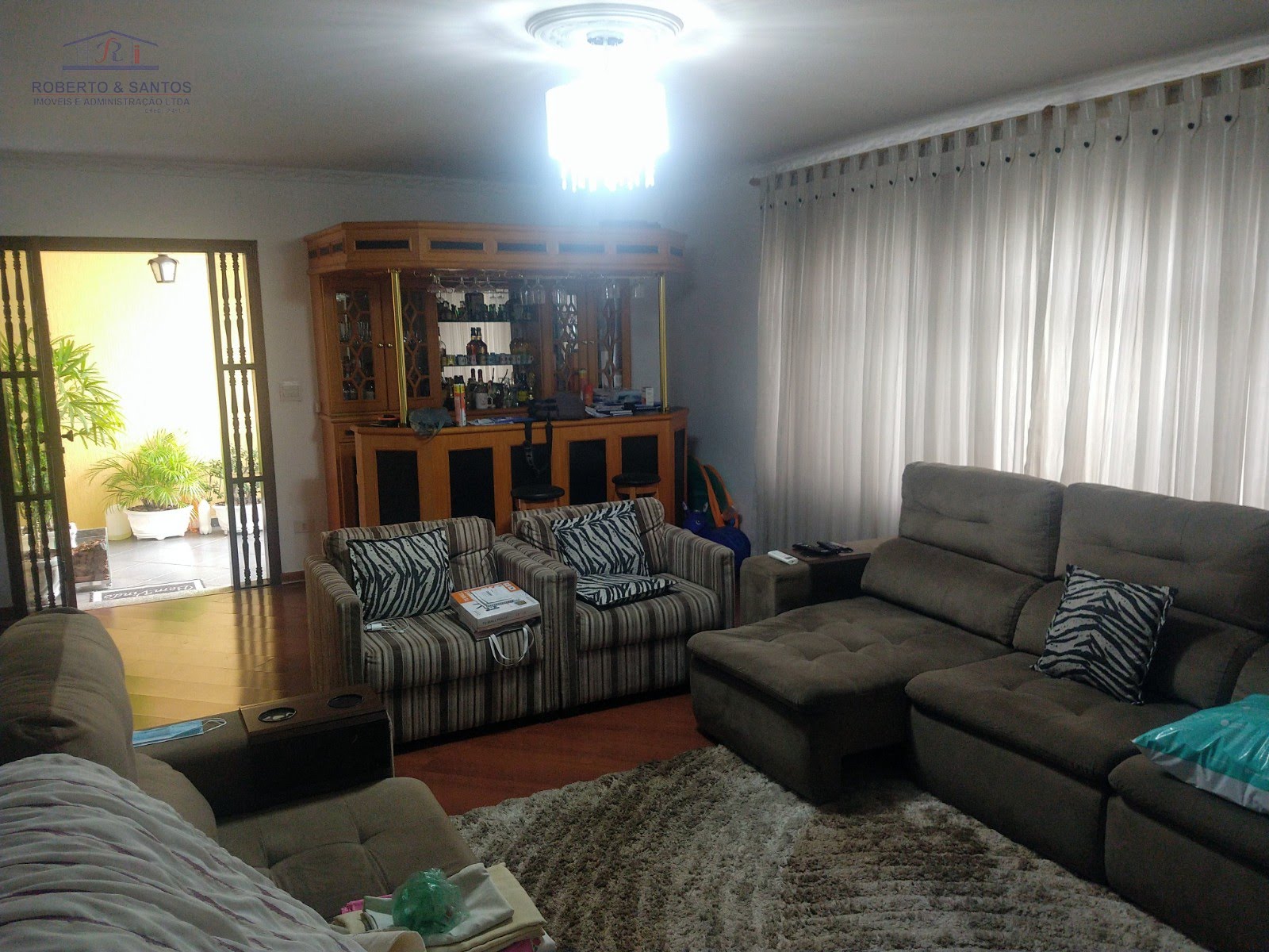 Sala com bar e ar condicionado