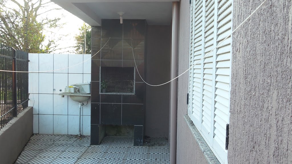 AREA SERVICO COM CHURRASQUEIRA