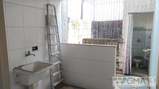 área de serviço com banheiro