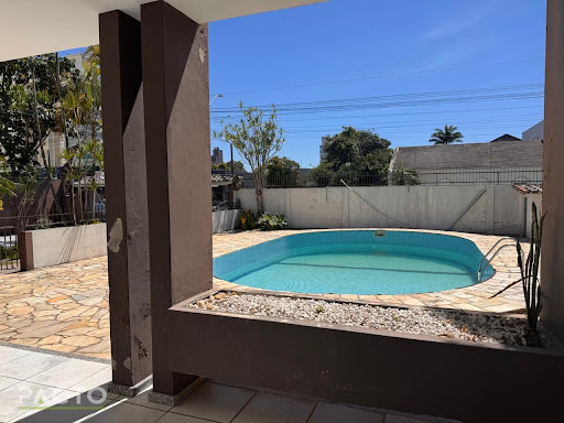 Descubra o privilégio de viver no coração de Araranguá! Esta incrível residência, localizada no Centro, oferece o equilíbrio perfeito entre conforto, espaço e praticidade. Com impressionantes 451m² de
