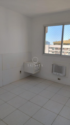 suite com armarios planejados e ar condicionado instalado