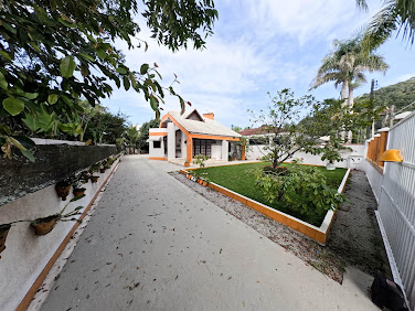 Casa 2 Pavimentos, 3 Quartos, Amplo Terreno, Região