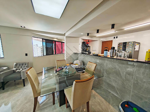 Apartamento reformado à venda na Jaqueira, 125m², andar alto, varanda gourmet integrada, 3 quartos (2 suítes) e 3 vagas. Agende sua visita com Leicam Maciel!