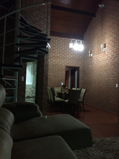Vista das paredes da sala em tijolo macico aparente