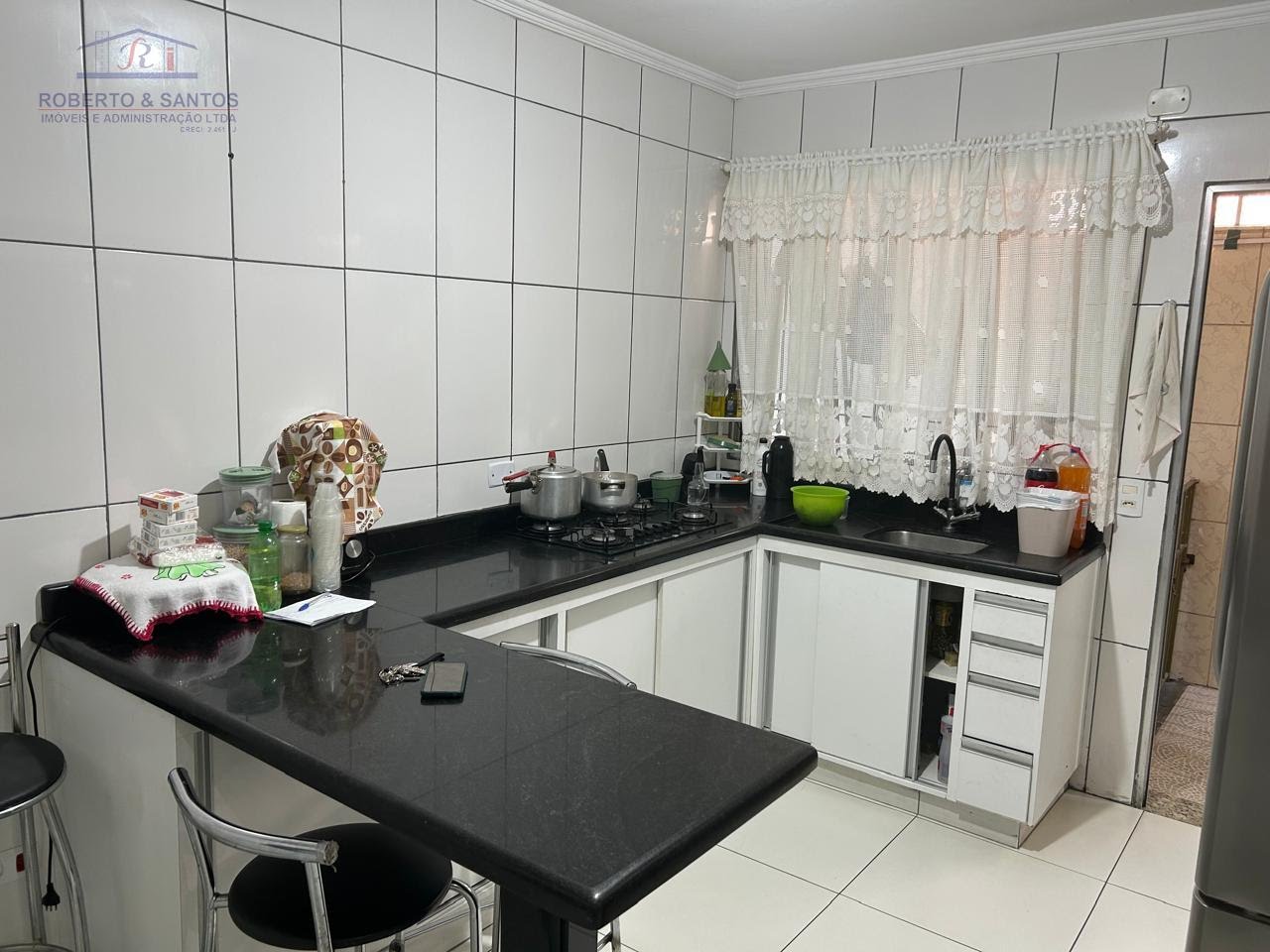 Cozinha com gabinetes