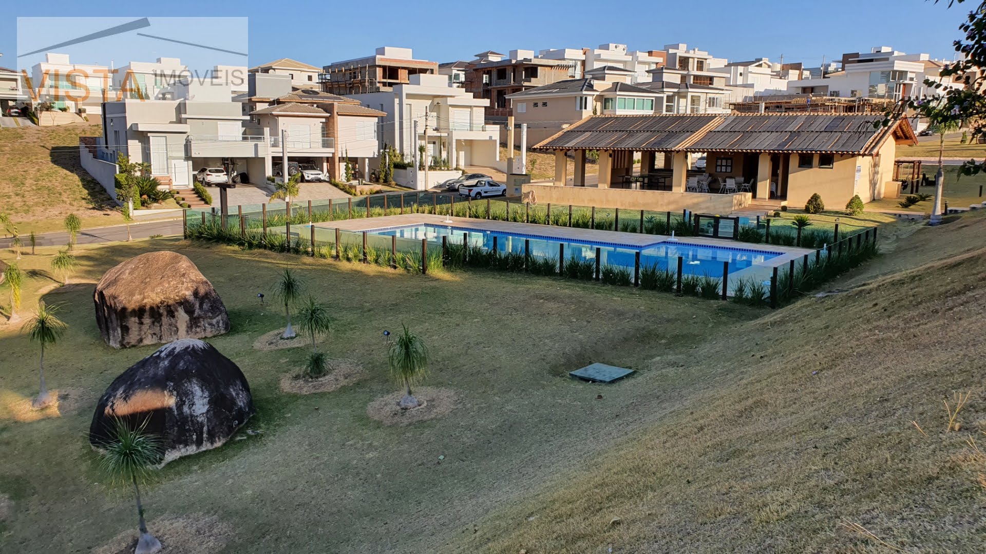 Piscina e churrasqueira