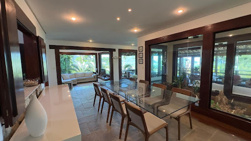 Sala de jantar com vista para a praia em mansão em Ubatuba
