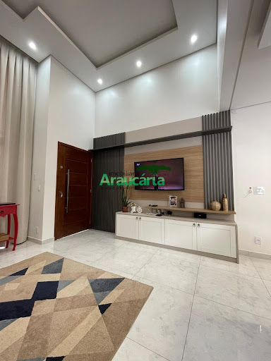 Sala ampla com pé direito duplo