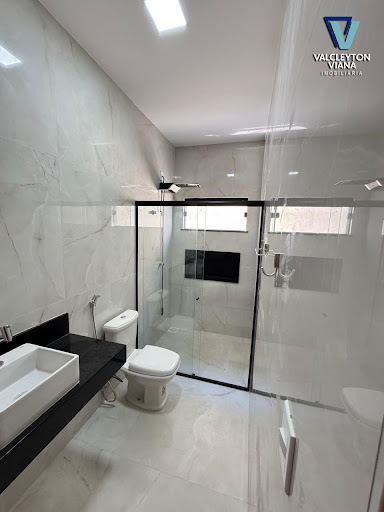 Casa à venda em Sobral: 4 suítes, 219m², R$ 1,2 mi