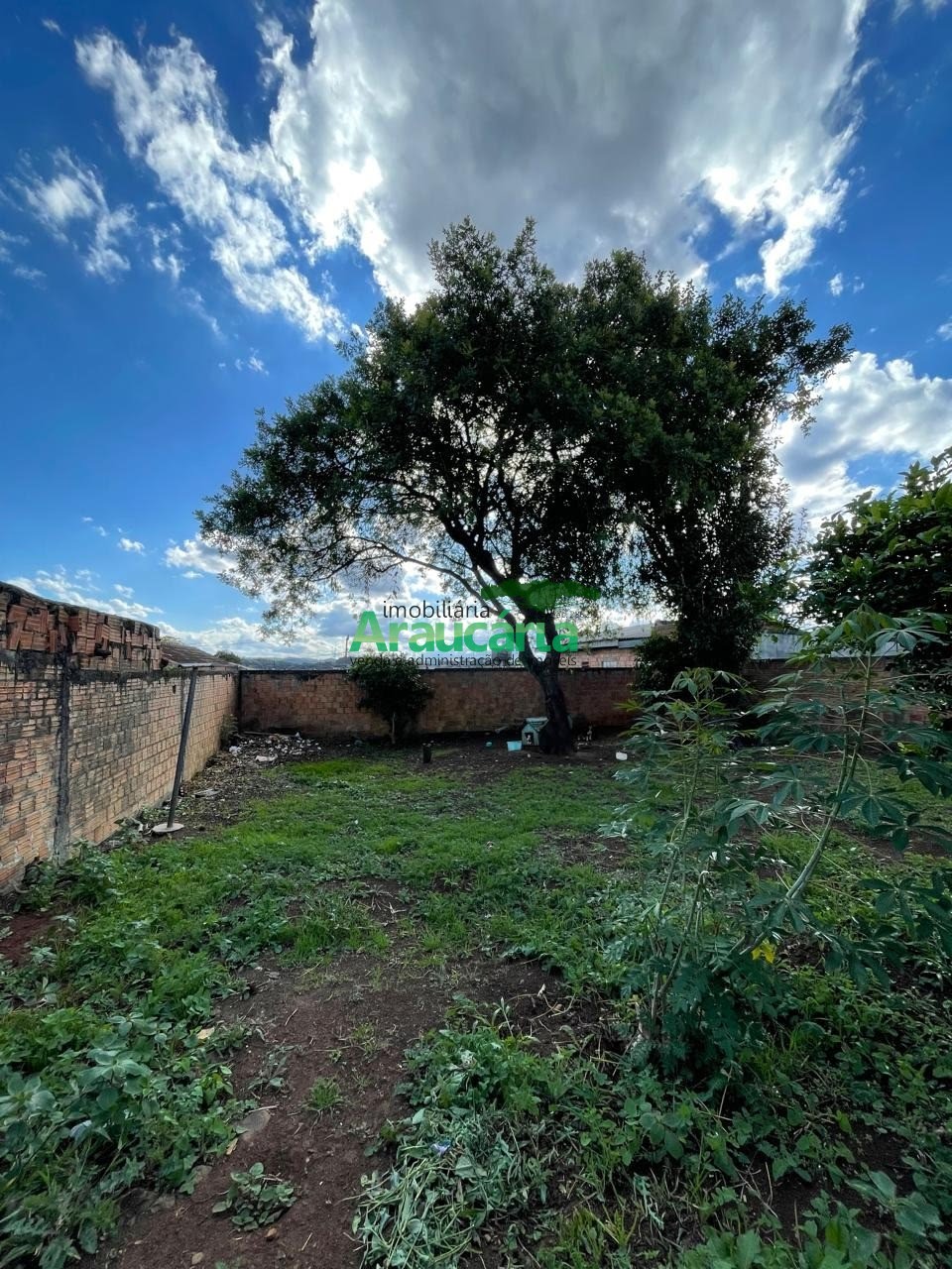 Espaço de terreno nos fundos
