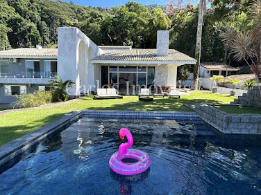 Casa na Praia para Temporada em Angra dos Reis / RJ no bairro Praia Grande