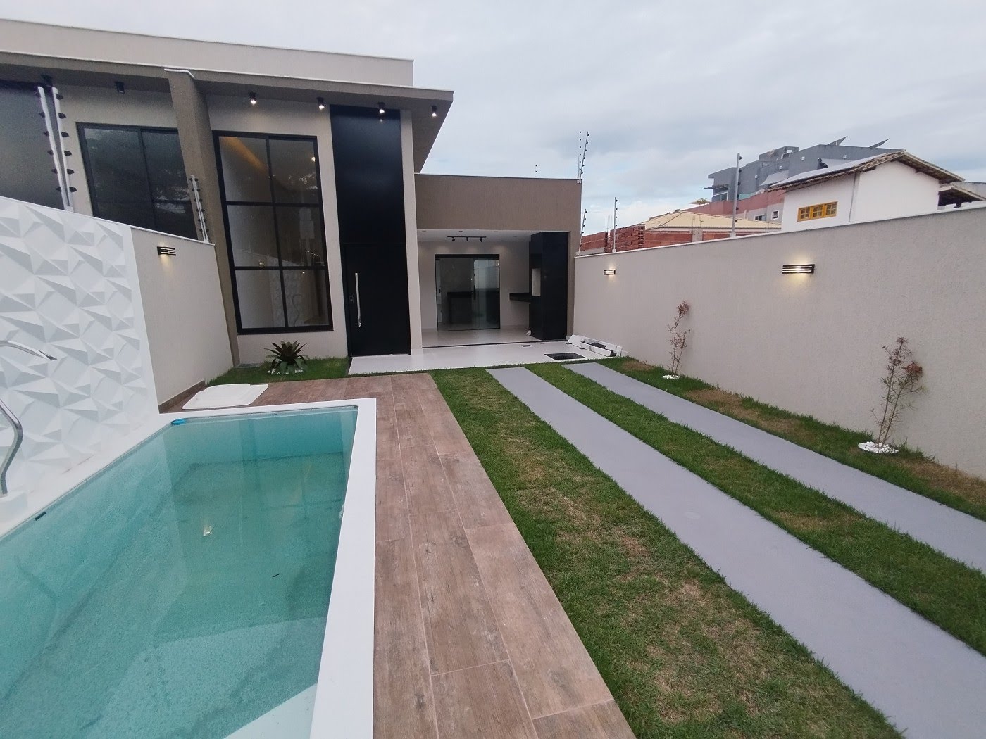 Casa à venda com 3 quartos, 1 suíte, 2 vagas e 180m² no Ouro Verde, Rio das Ostras (RJ) — foto 2 de 8