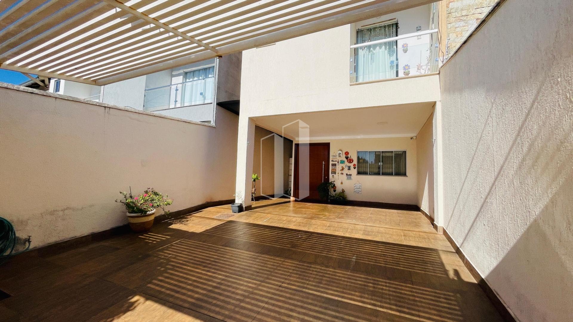 Casa à venda com 4 quartos, 6 banheiros, 4 vagas e 240m² no Jardim Planalto, Goiânia — foto principal