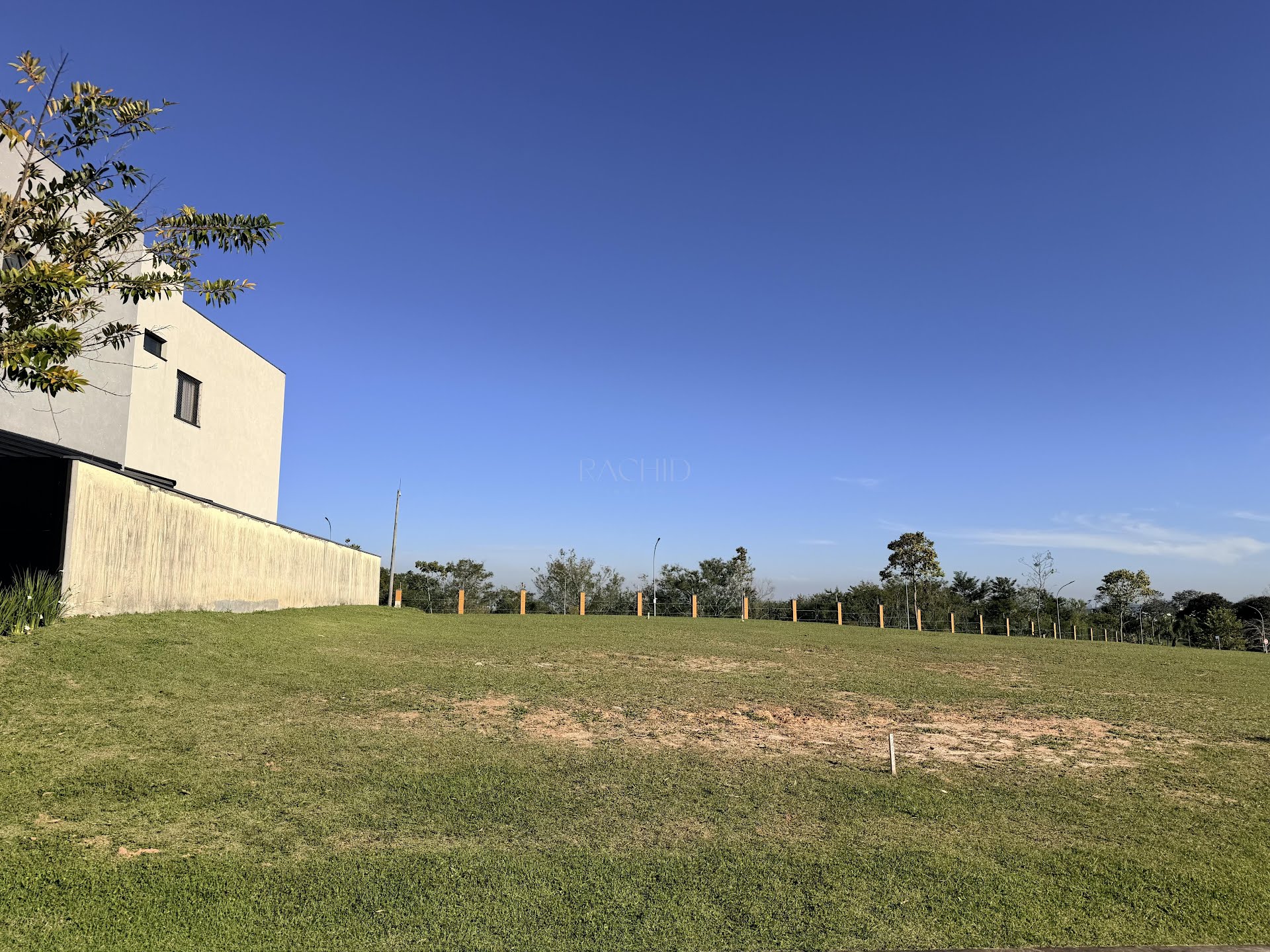 Terreno plano — visão ampla do lote