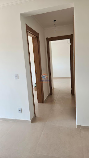 Corredor do apartamento, com acabamento funcional e boa distribuição dos espaços.