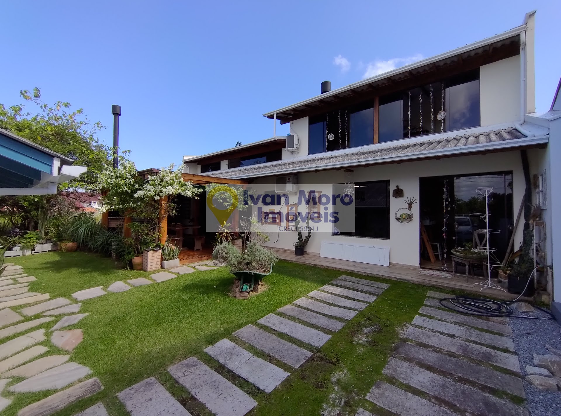Casa à venda com 4 quartos, 3 banheiros, 3 vagas e 150m² no Daniela, Florianópolis — foto principal