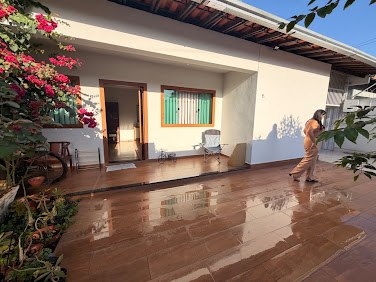 CASA COM DUAS MORADIAS NO BAIRRO AREAL – EXCELENTE OPORTUNIDADE DE INVESTIMENTO 🏡✨  Por R$ 1.800.000,00 💰  Excelente oportunidade para quem busca um imóvel amplo, versátil e com grande potencial de ge