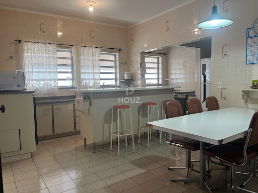 Cozinha espaçosa com copa