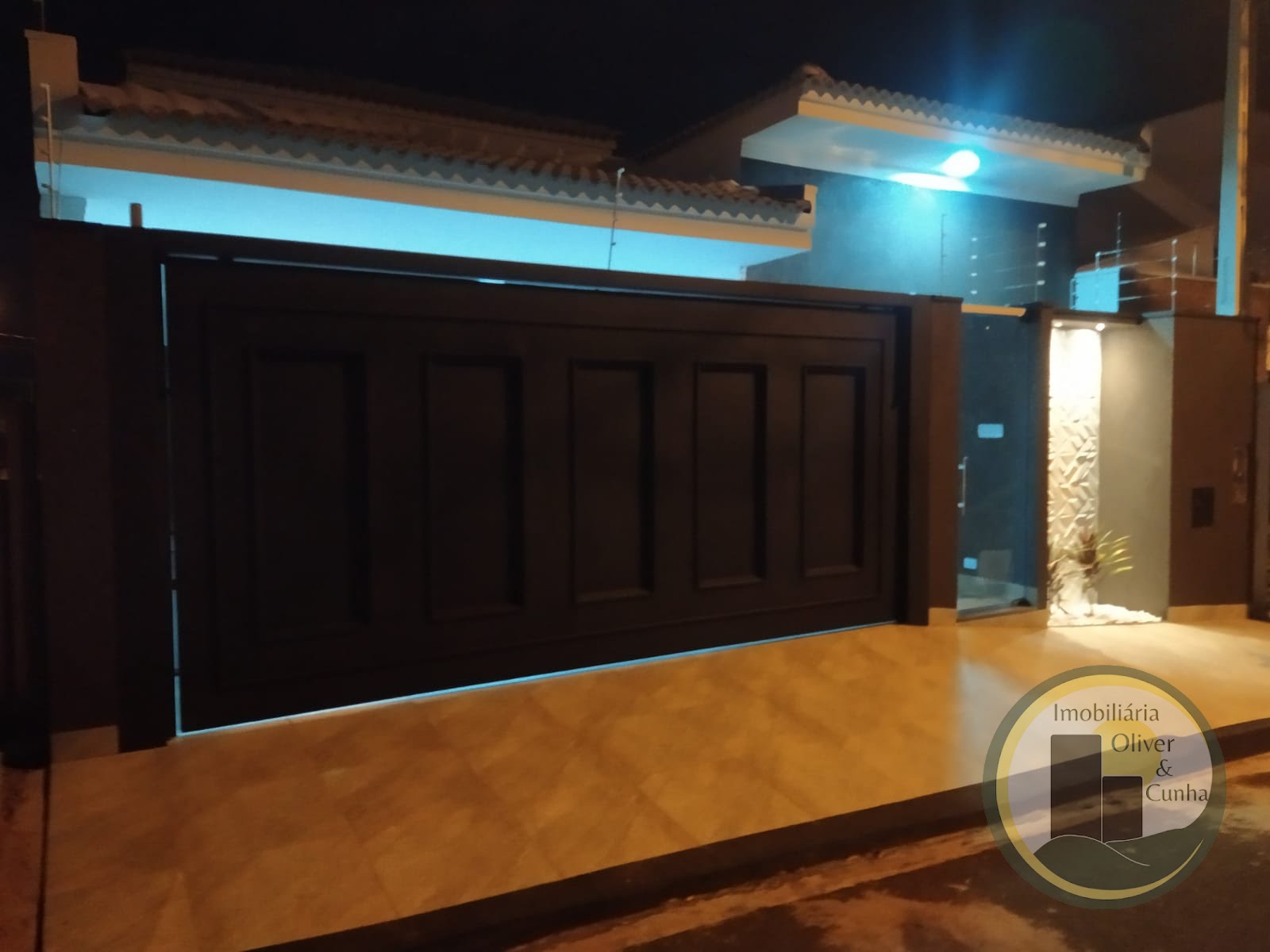 Frente - Garagem Fechada - Noite - 01