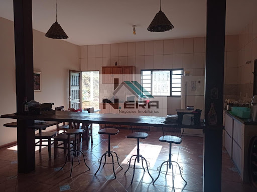 Cozinha/copa com balcão e mesa de madeira