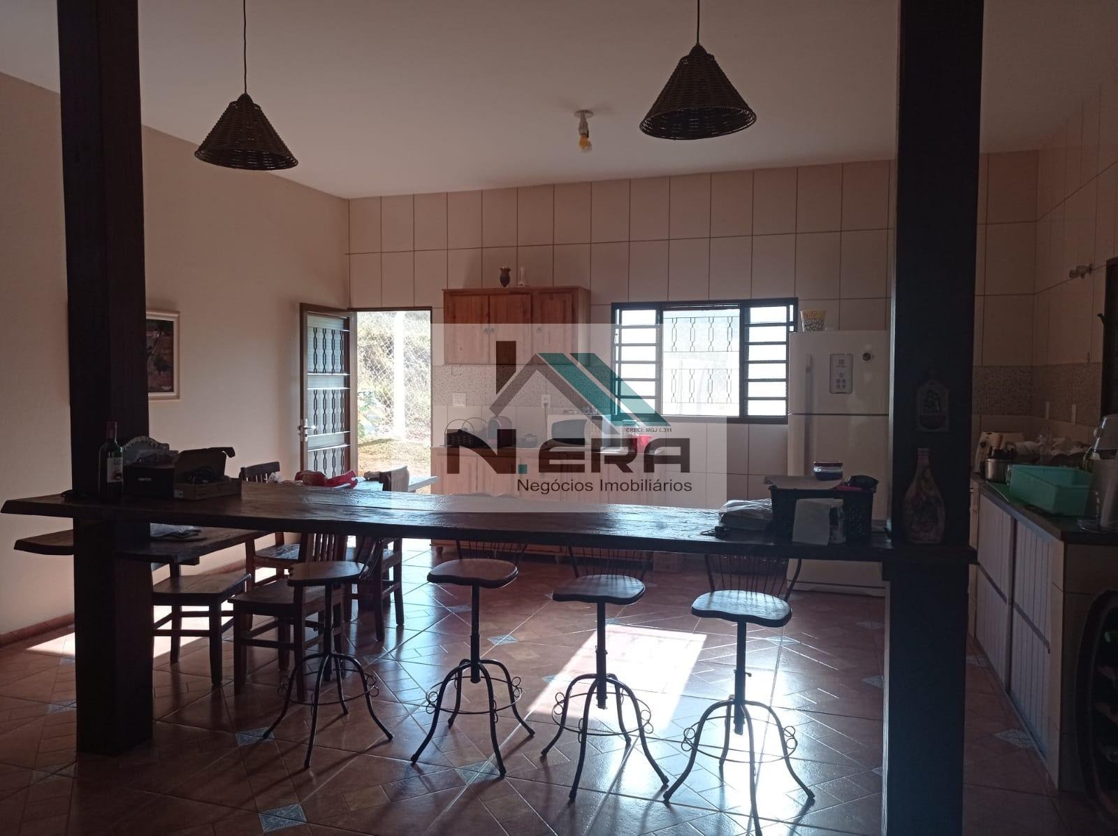 Cozinha/copa com balcão e mesa de madeira