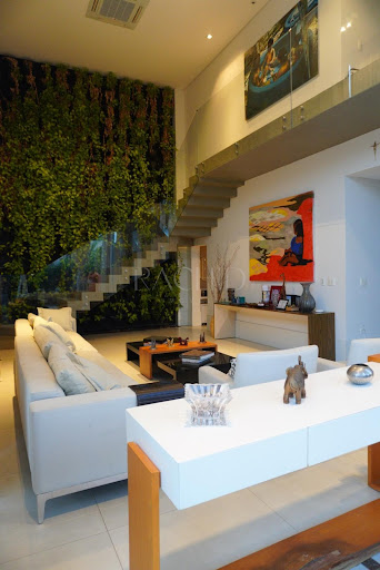 Sala com parede em jardim vertical e escada