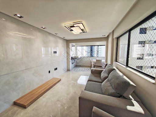 Apartamento reformado à venda na Jaqueira, 125m², andar alto, varanda gourmet integrada, 3 quartos (2 suítes) e 3 vagas. Agende sua visita com Leicam Maciel!