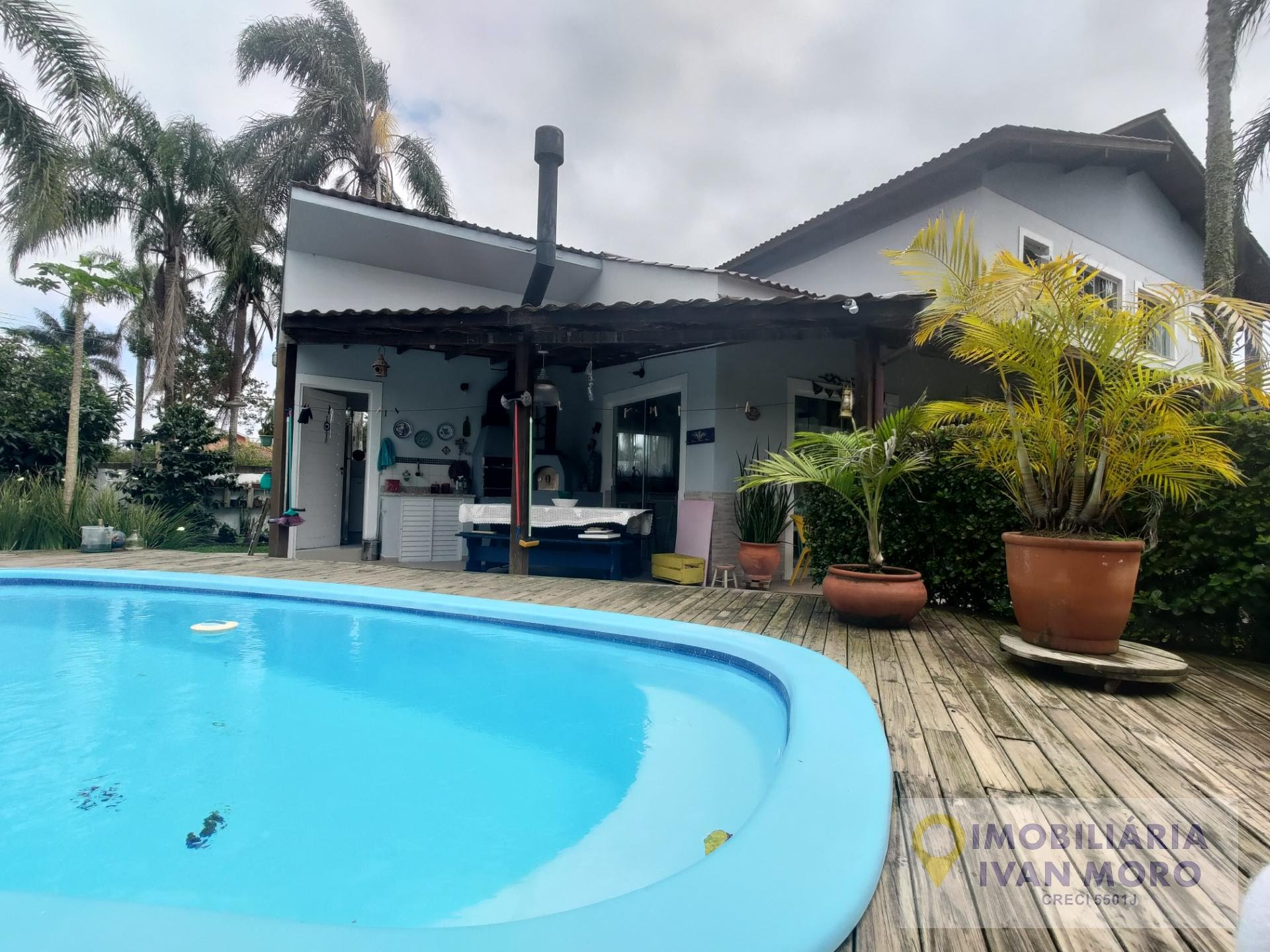 Casa à venda com 4 quartos, 3 banheiros, 2 vagas e 230m² no Daniela, Florianópolis — foto principal