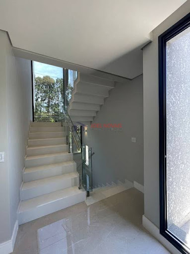 Compre Casa Luxuosa, Moderna, Iluminada no Condomínio Granja Anita com 3 quartos e piscina por R$ 2.497.000,00
