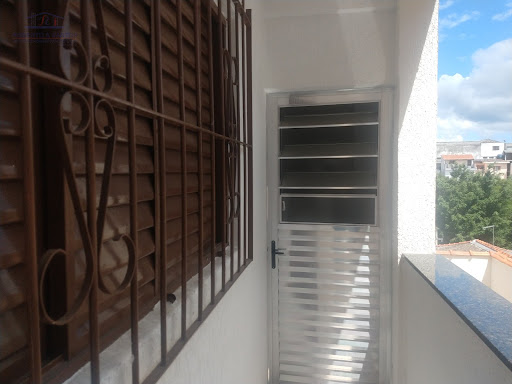 Entrada com porta de alumínio