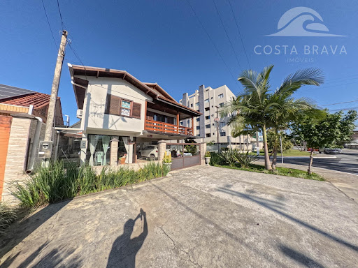Sobrado com Piscina Perto da Praia Brava, Caiobá