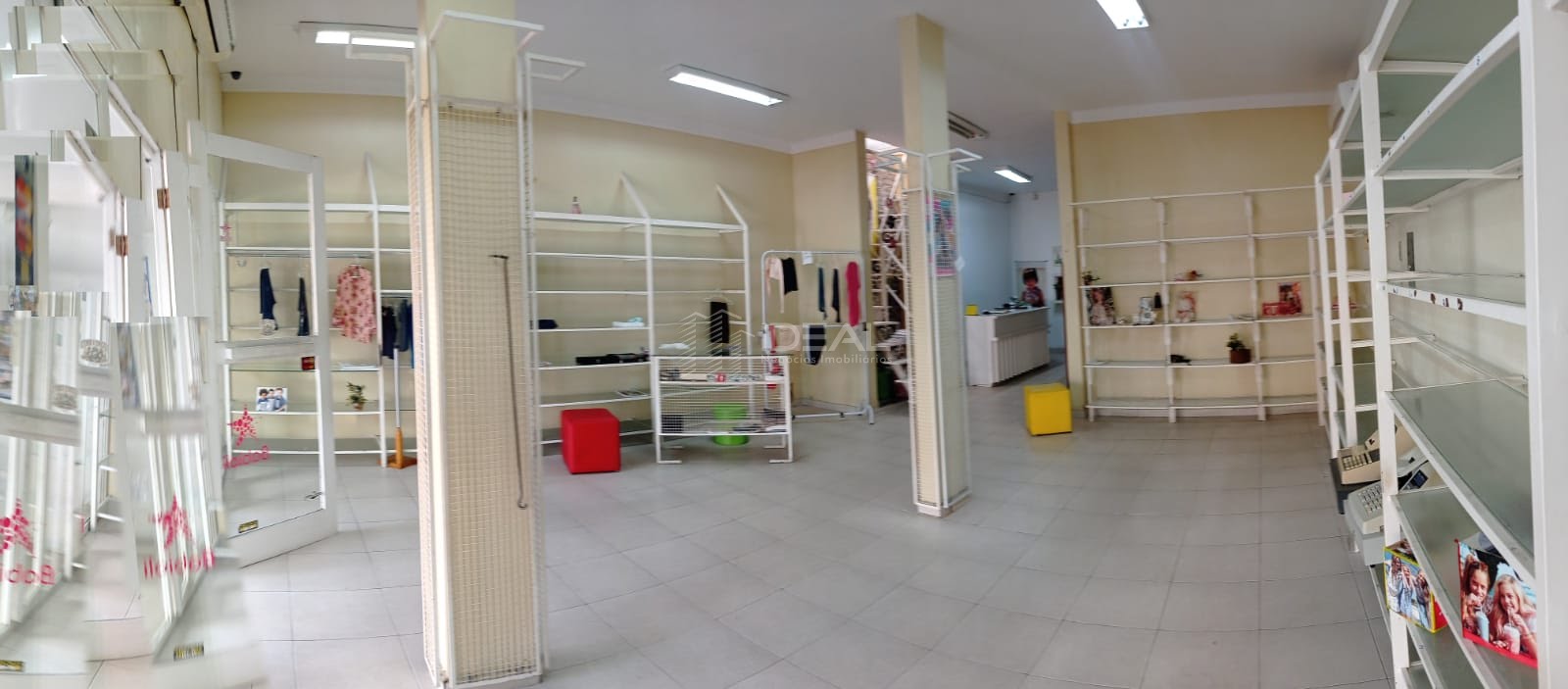 Aluga-se loja ampla com sensacional apartamento nos altos no centro de campos. cod 16130
