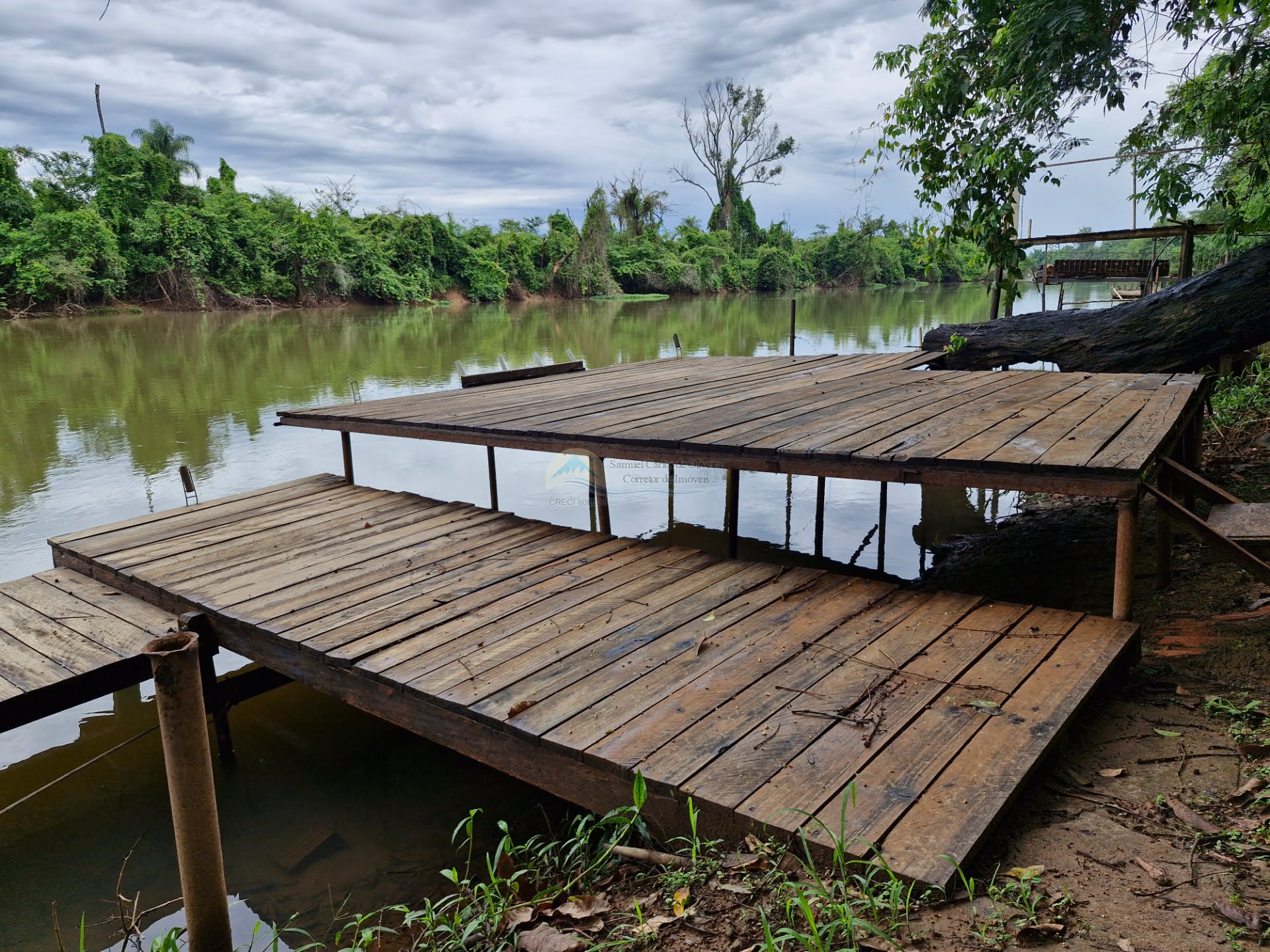 Rancho a venda na Beira do Rio Pardo