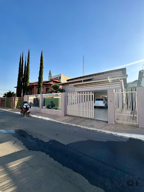 Casa 4 Quartos em Vicente Pires - Rua 12 vazado para rua 10