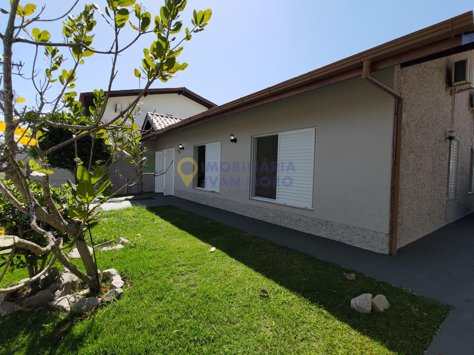 Casa para alugar com 3 quartos, 2 banheiros e 3 vagas no Daniela, Florianópolis — foto principal
