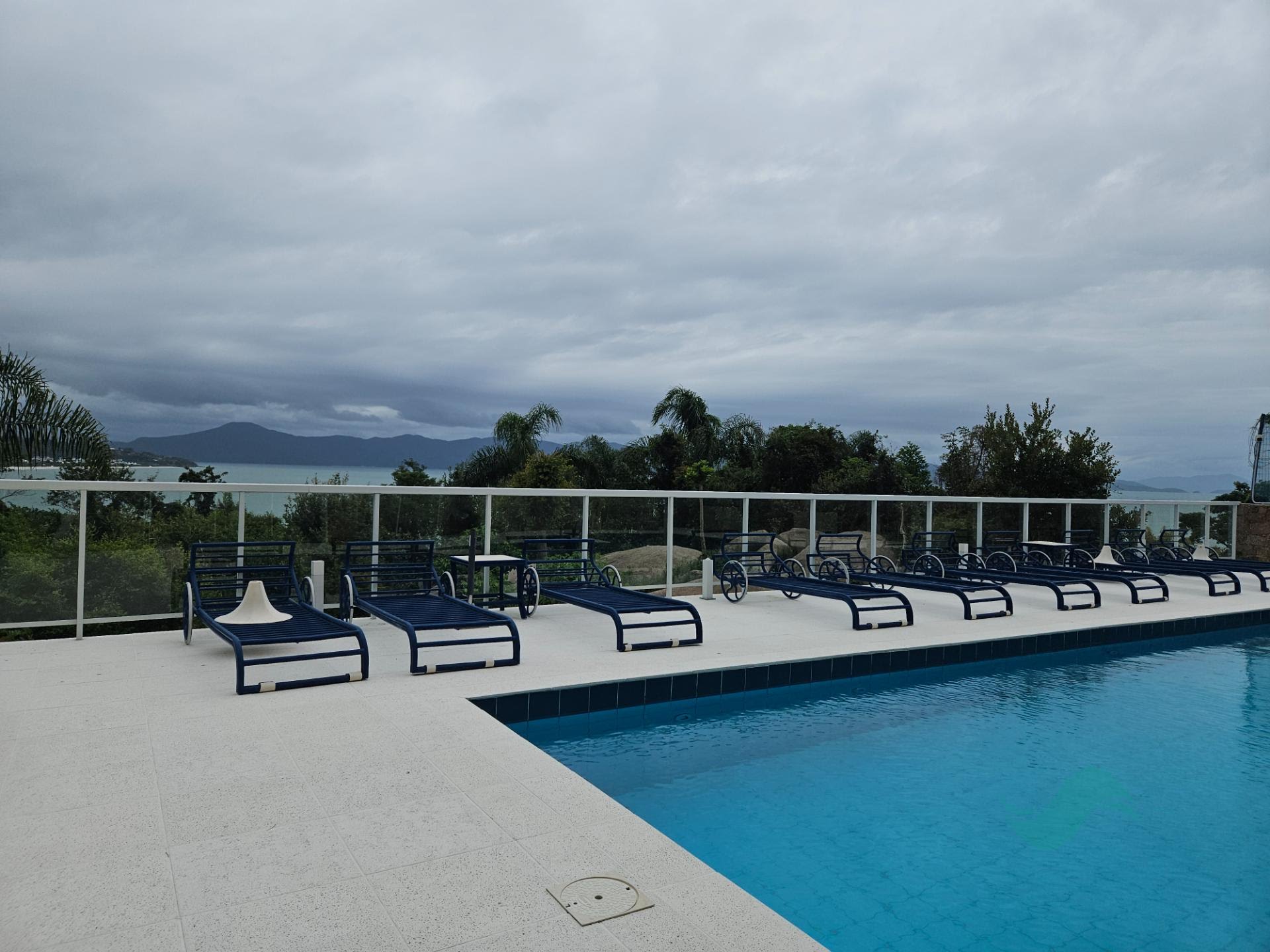 Lounge Piscina com vista mar