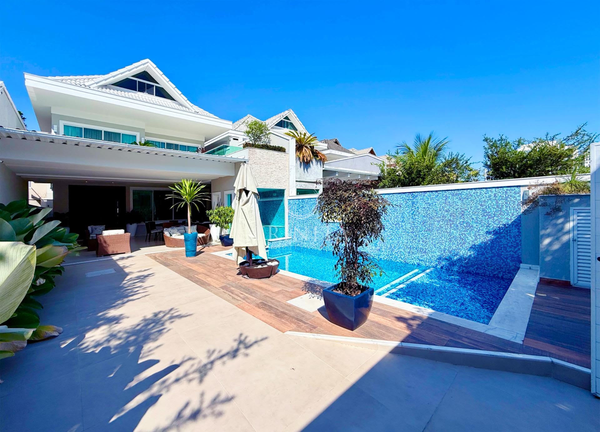 Fachada da casa à venda no condomínio Blue Houses na Barra da Tijuca