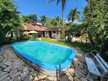 Casa com piscina em terreno de 565m2 em área nobre no Itaguá