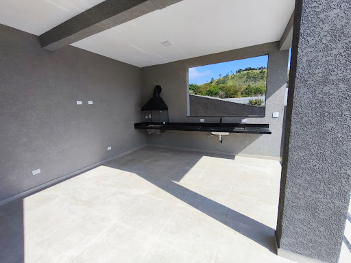 CASA A VENDA COM PISCINA E 3 SUITES EM ATIBAIA