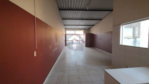 Descubra o ponto comercial perfeito para impulsionar o seu negócio em uma das regiões mais estratégicas de Alfenas! Localizado no Jardim São Carlos, este imóvel oferece 90m² de área útil, distribuídos