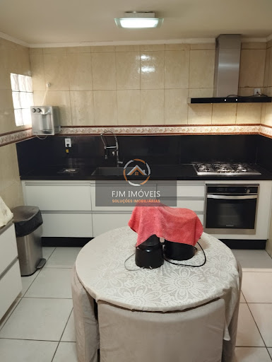 FJM IMOVEIS VENDE -  Linda casa Duplex no Colubandê próximo a igreja Nova Vida do Colubandê com 4 qts sendo 1 suite todos com varanda, piscina em alvenaria, garagem coberta, 2 salas,3 BH (2 socias), cozinha grande, espaço com jardim de inverno, cozinha grande, área de serviço e lavanderia. Doc.OK, 182 MTS de área construída. Valor 380 mil, somente venda, a vista, financiamento bancário ou carta de crédito. 
