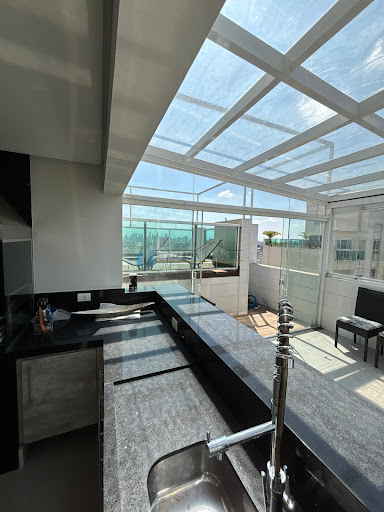 Espaço Gourmet com Deck de madeira e Piscina aquecida