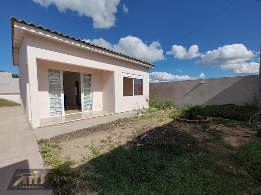 Frente da casa com espaço para jardim