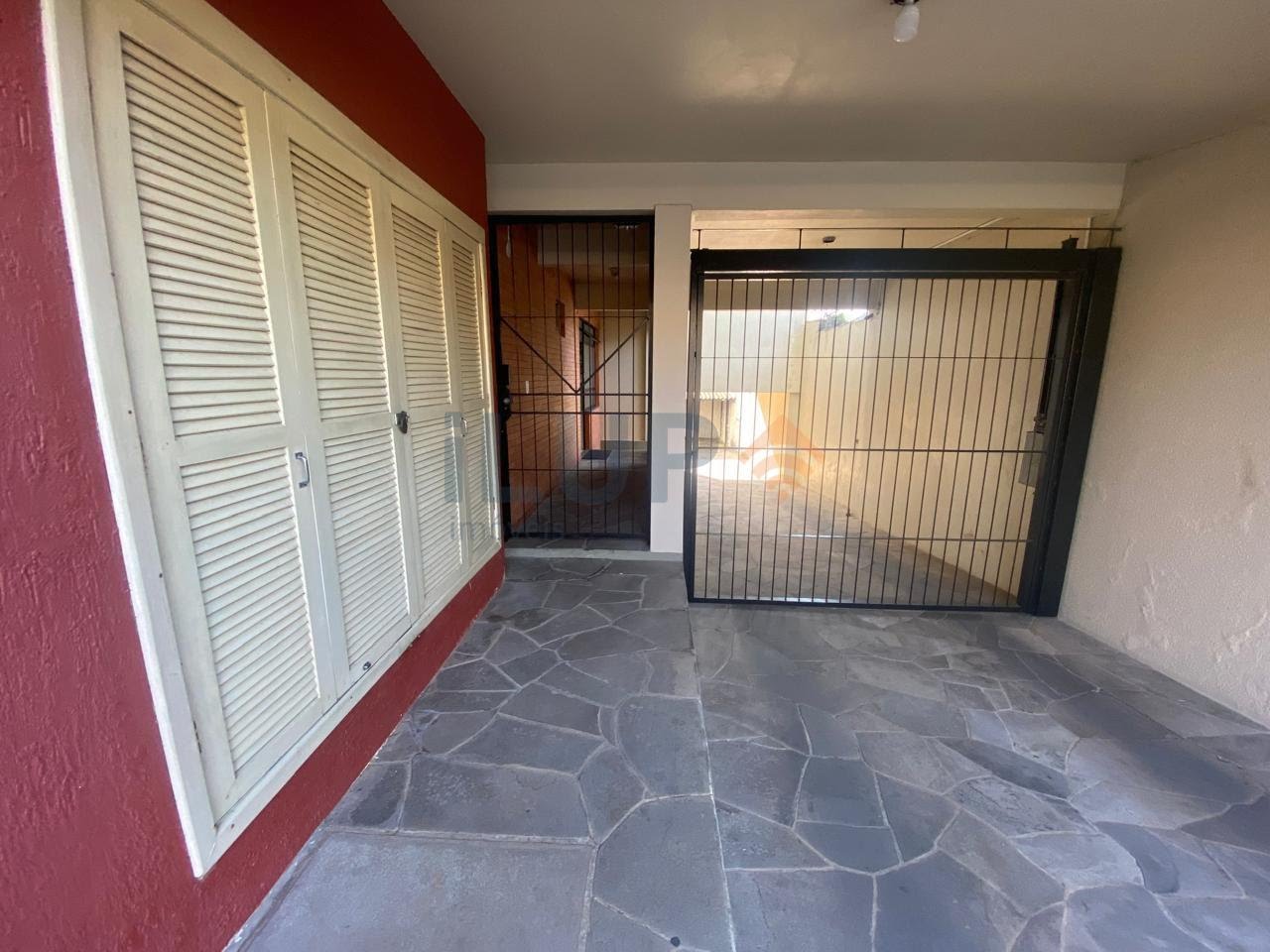 Entrada social e portão de acesso para garagem